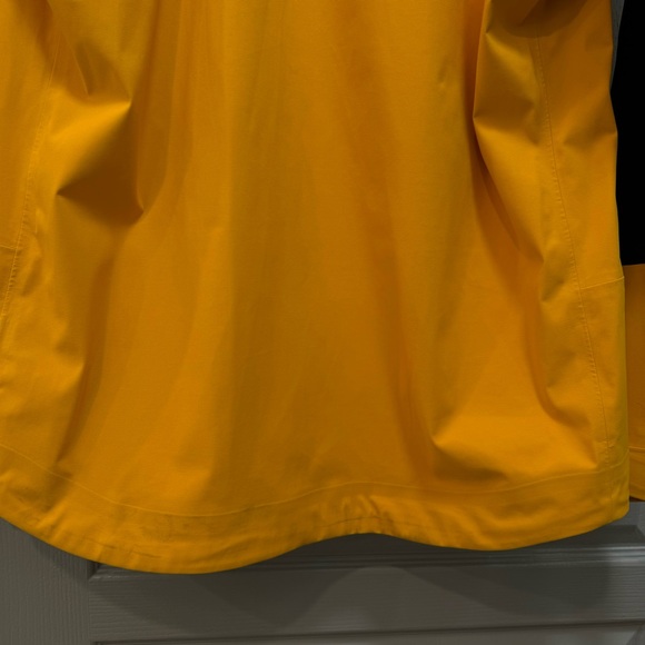 North Face Rain Shell - Picture 2 of 7